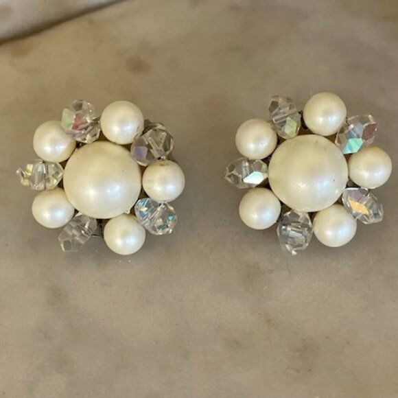 JAPAN Stamped Faux Cluster Pearl & Bead Paddle Clip Earrings - Picture 2 of 11